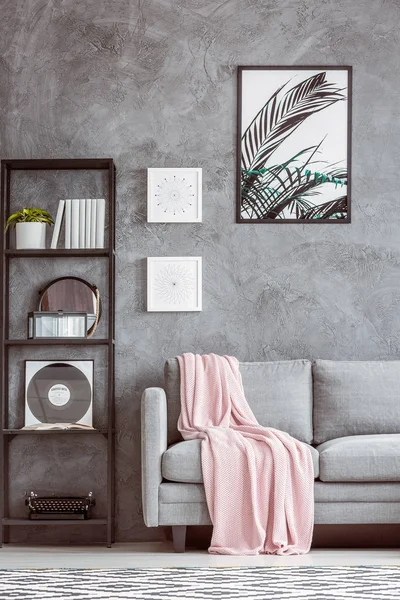 Серый диван с розовым покрывалом — стоковое фото