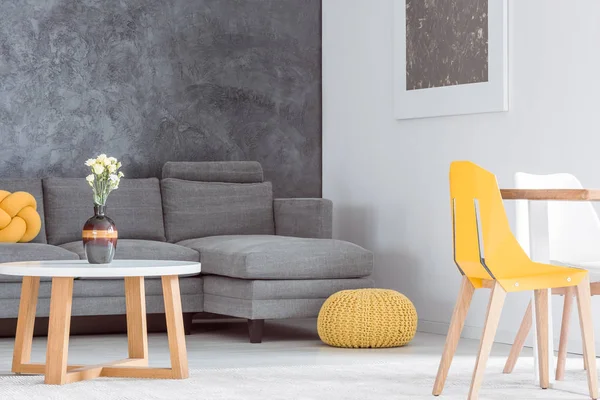 Obývací pokoj s žlutým zařízení — Stock fotografie
