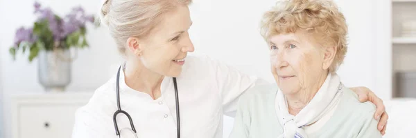 Doctor giving good news — Stock Photo, Image