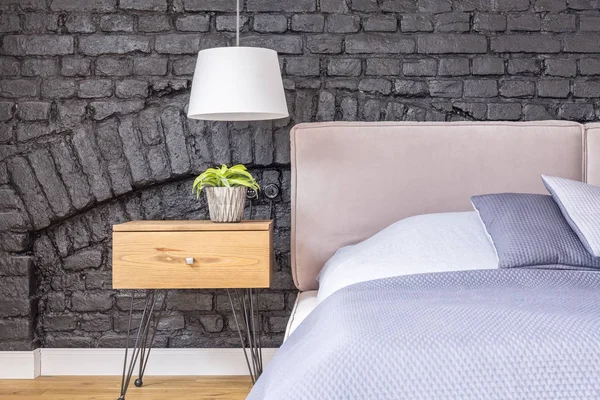 Camera da letto con comodino in legno — Foto Stock