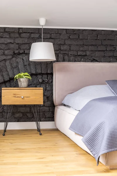 Уютная спальня с кирпичной стеной — стоковое фото