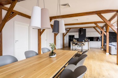 Uzun ahşap yemek masası