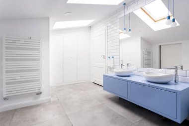 Gri zemin banyo