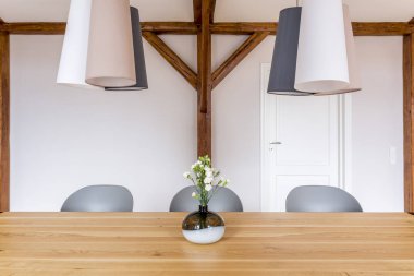 Dekoratif vazo ile yemek masası