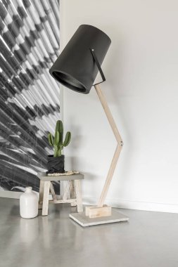 Minimalist odasında modern lamba 