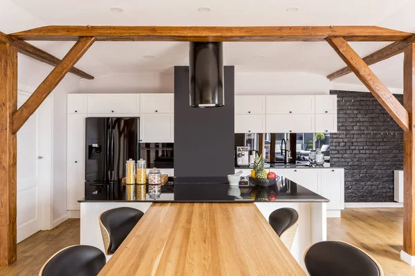 Dapur modern dengan lemari putih — Stok Foto
