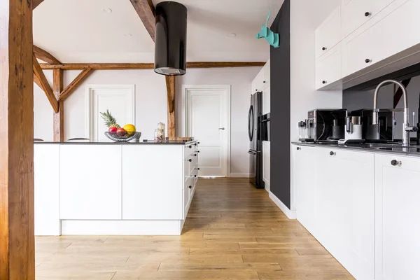 Et romslig svart og hvitt kjøkken – stockfoto