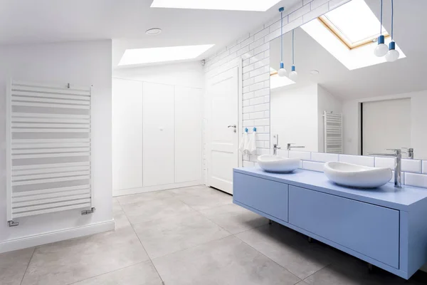 Ванная комната с серым полом — стоковое фото