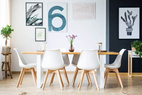 Sala de jantar com decoração de plantas — Fotografia de Stock