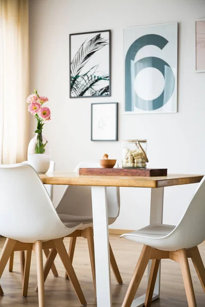 Tafel en stoelen in een kamer — Stockfoto