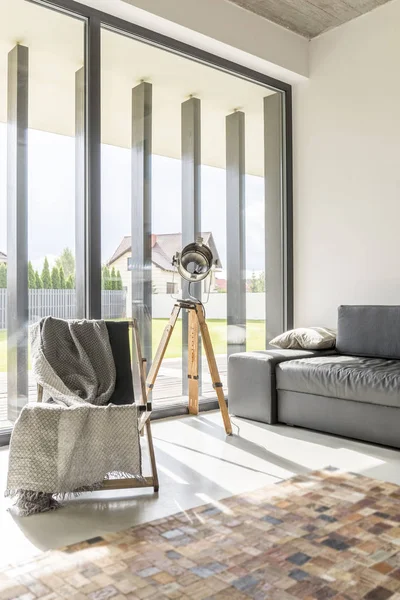 Fenster eingemauertes Wohnzimmer — Stockfoto