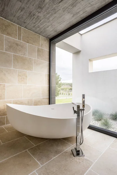 Bañera grande y pared de ventana — Foto de Stock