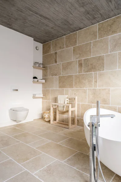 Casa de banho espaçosa minimalista — Fotografia de Stock