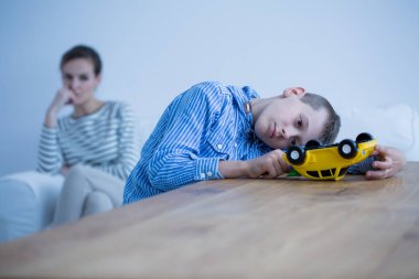 Üzgün çocuk otizm hasta