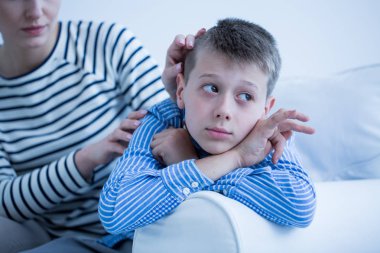 Otistik çocuk koltukta yalan 