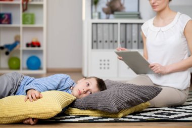 Yastıklar üzerinde çocuk yalan