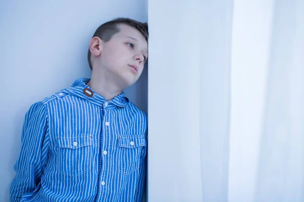 Worried boy spends afternoon alone — Stock Photo, Image