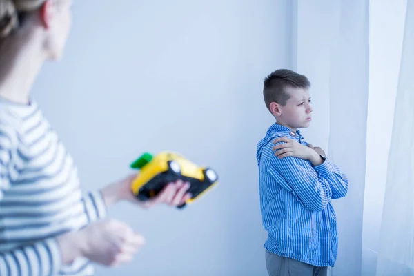 Mother tries to encourage son to play — Stock Photo, Image
