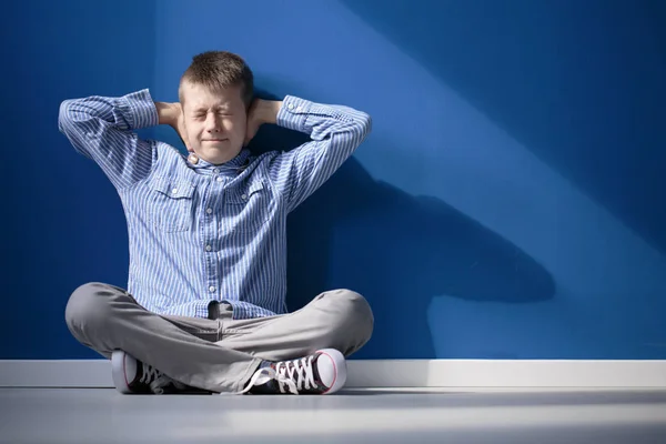 Menino com audição hipersensível — Fotografia de Stock