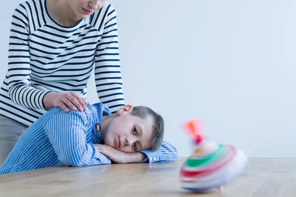 Filho olhando para brinquedo colorido — Fotografia de Stock