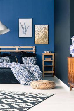 Mavi duvarlı sofistike yatak odası