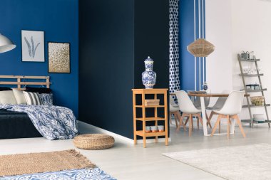 Mavi ve beyaz açık çatı