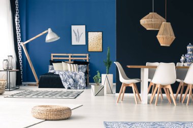 Derin mavi duvarlı daire