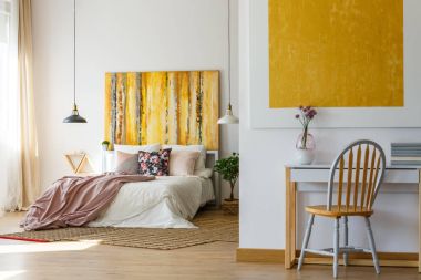 Fonksiyonel yatak odası ve şık bir dekor