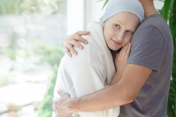 Marido abraçando mulher com câncer — Fotografia de Stock