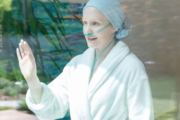 Mujer sonriente con cáncer de mama — Foto de Stock