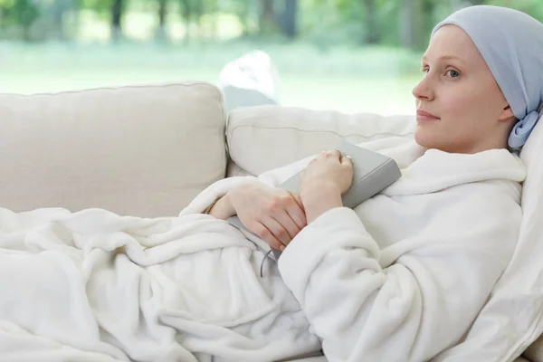 Mujer con cáncer en sofá —  Fotos de Stock