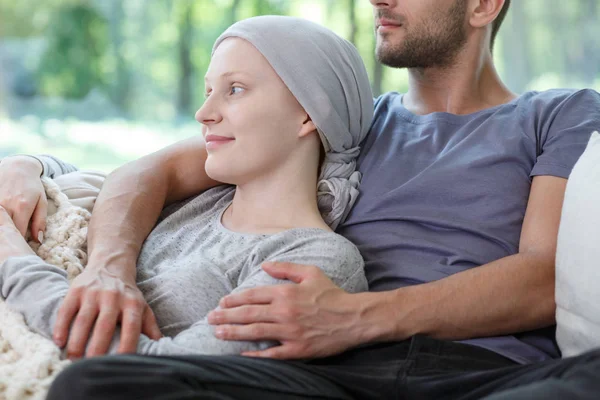 Esposo abrazando esposa con cáncer — Foto de Stock