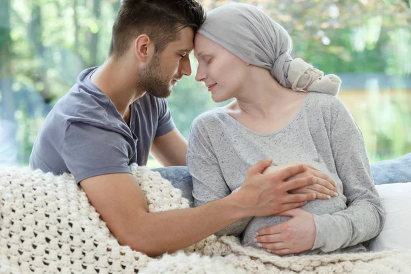 Pregnant wife suffering from cancer — Stock Photo, Image