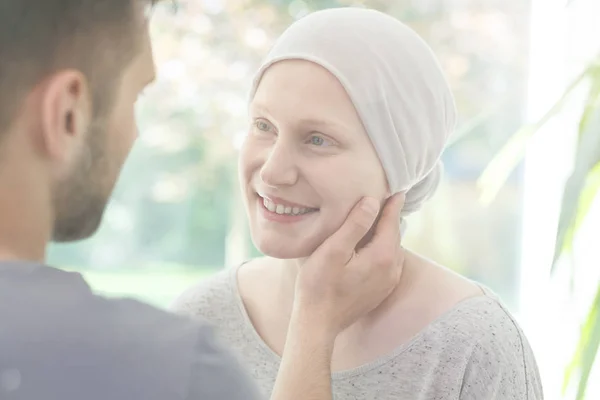 암에서 고통 웃는 소녀 — 스톡 사진