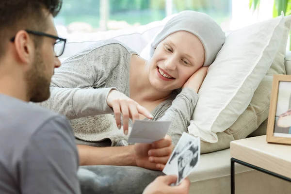 Spending time with sick girlfriend — Stock Photo, Image