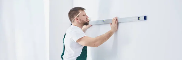 Man met professionele aluminium niveau — Stockfoto