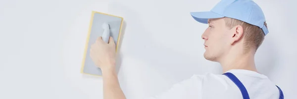 Man smoothing out wall — Stock Photo, Image