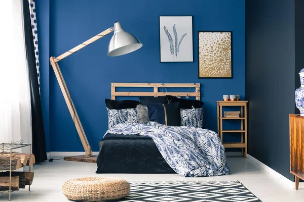 Kamar tidur dengan warna biru yang kaya — Stok Foto