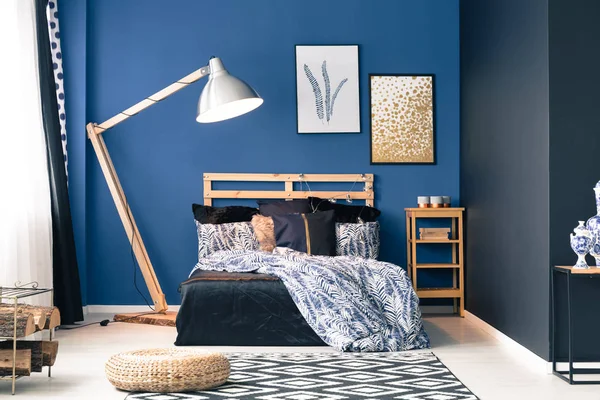 Chambre principale bleu foncé — Photo