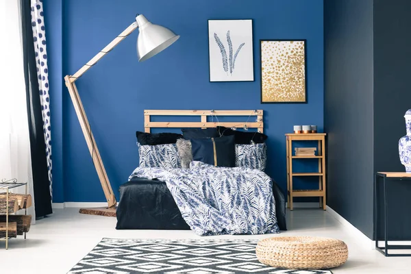 Blue bedroom with gold accents — Stock Photo, Image