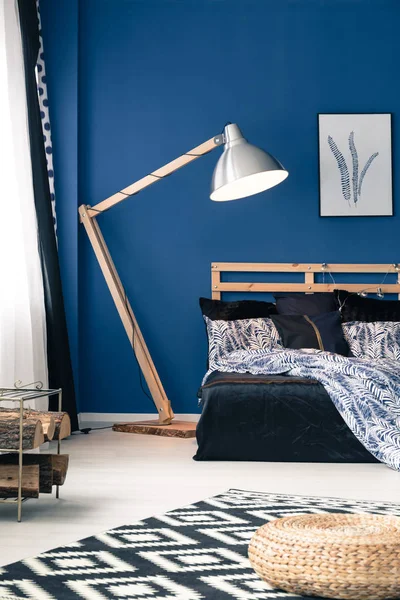 蓝色的墙壁和靛蓝床单 — 图库照片