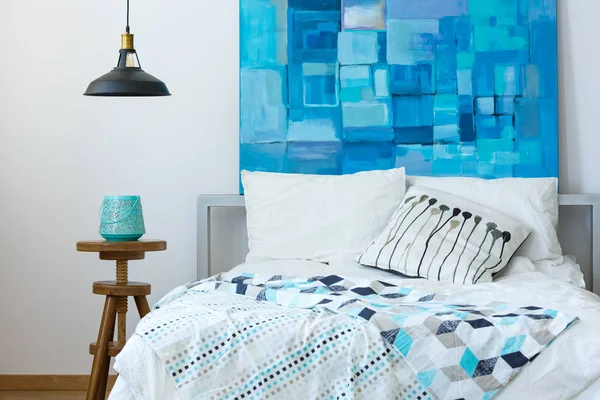 Kamar tidur dengan karya seni biru modern — Stok Foto