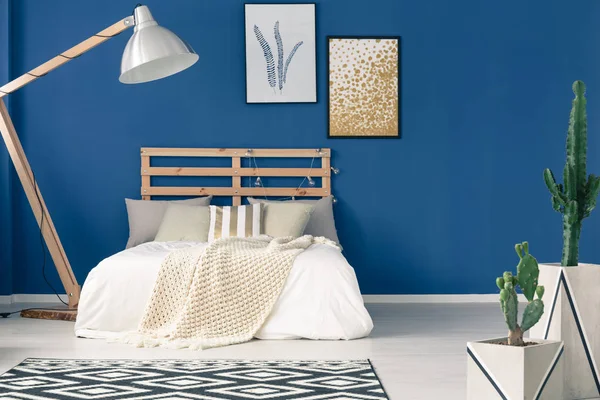 Pareti blu e biancheria da letto leggera — Foto Stock