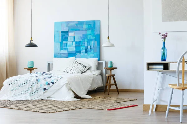 Stijlvolle slaapkamer met hedendaagse schilderkunst — Stockfoto