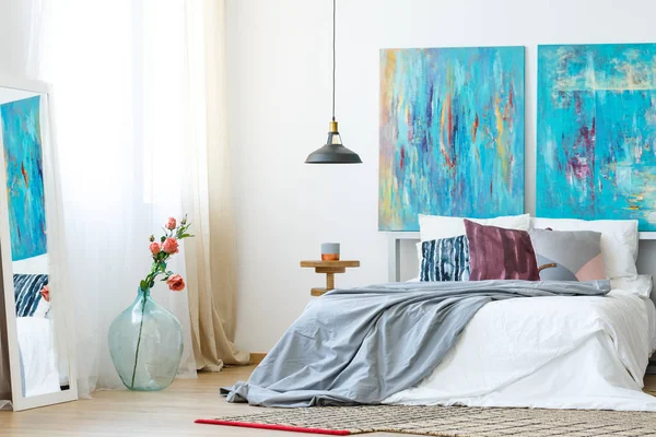 Υπνοδωμάτιο με Diy ζωγραφισμένα μαξιλάρια — Φωτογραφία Αρχείου