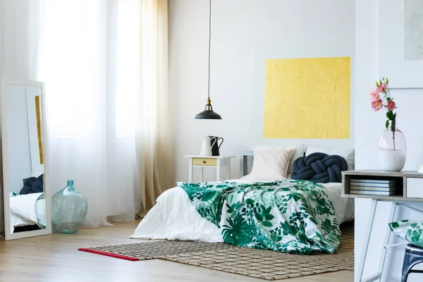 녹색과 노란색 현대 침실 — 스톡 사진