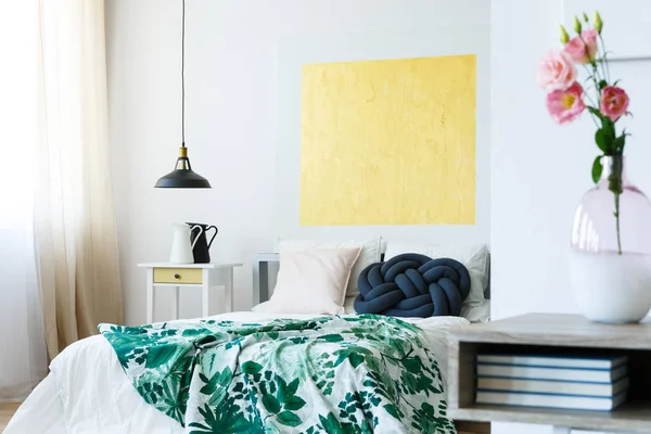 Guest bedroom with yellow artwork — Stock Photo, Image