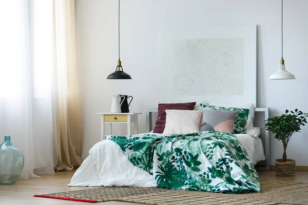 Albero in vaso in camera da letto elegante — Foto Stock