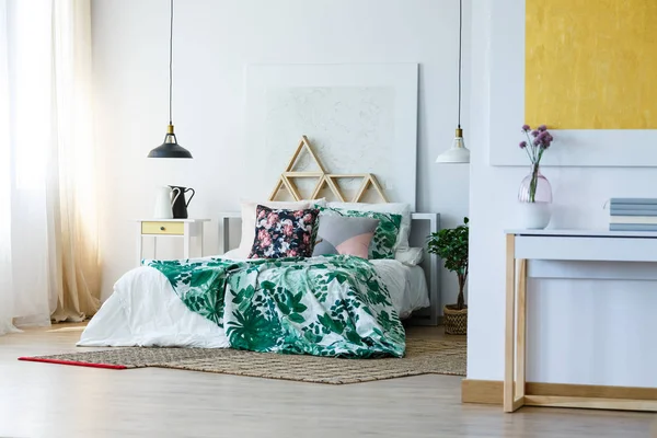 삼각형 선반과 넓은 침실 — 스톡 사진