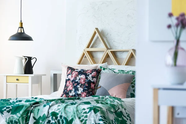 Mångfärgade sovrum med handgjorda kuddar — Stockfoto
